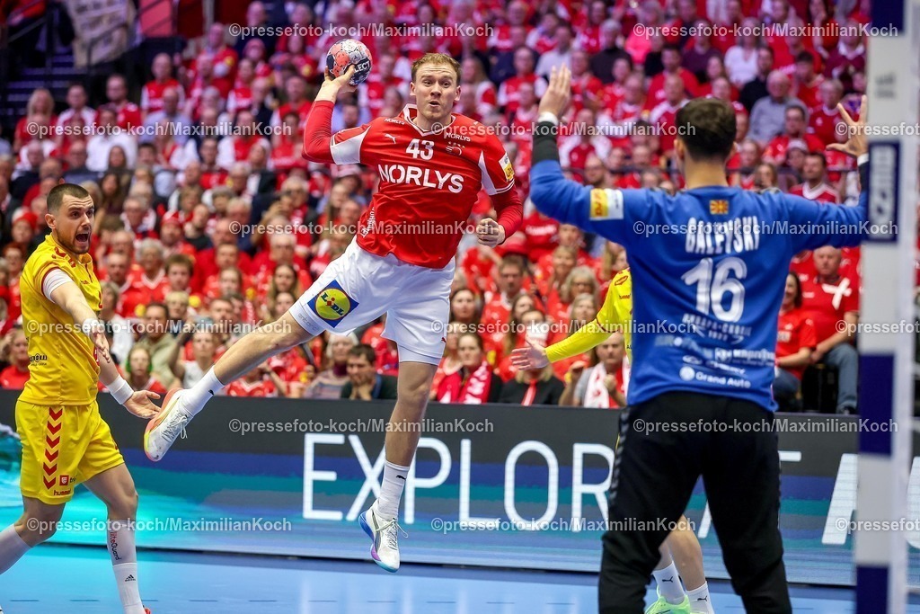 EHF16012602068 | 16.01.2026, Handball, Men's EHF EURO 2026, Dänemark - Nordmazedonien, Jyske Bank Boxen in Herning, Dänemark, Preliminary Round:  Simon Bogetoft Pytlick (Denmark #43) wirft auf das Tor von  Ivan Galevski (North Macedonia #16) 