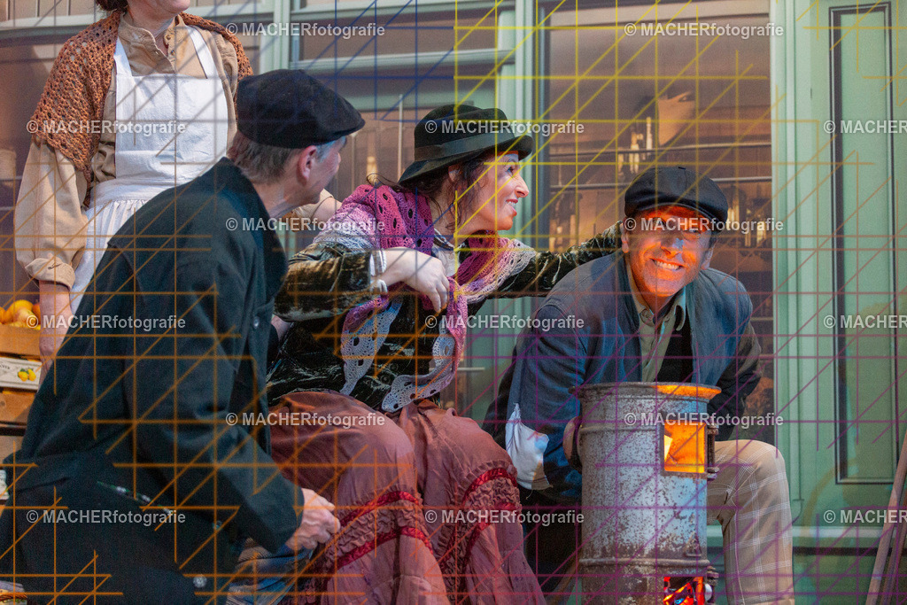 064_MFL-2025 | Portraitbilder von Regisseur; Darsteller; Techniker; Maske; Kostüme; Chor; Musiker; Bilderserie der Generalprobe und der Premierenvorstellung, Szenenbilder; Ausdrucksstudien; Bühnenüberblick; Bühnenkulissen; Pressefotos inkl. Redaktionsfoto Darstellergruppe.