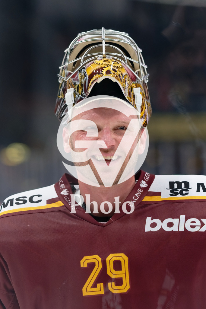 National League - Geneve-Servette HC v EV Zug | Robert Mayer (29 Geneve-Servette HC) celebrates after winning  during the National League match between Geneve-Servette HC and EV Zug at Les Vernets in Geneva, Switzerland
