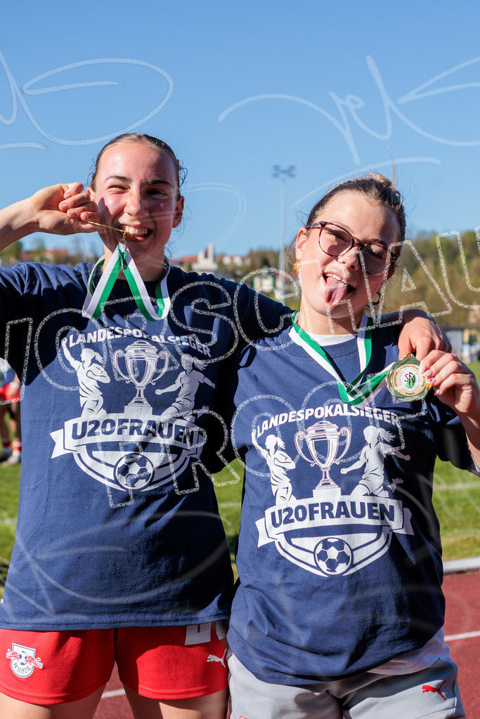 Gipfeltreffen der Frauen: Finale um den Sachsenlotto Landespokal 2026 | Am 1. Mai 2026 trafen im Endspiel des Sachsenlotto Landespokals die Frauen des Chemnitzer FC und die zweite Mannschaft von RasenBallsport Leipzig aufeinander. Vor stimmungsvoller Kulisse kämpften beide Teams ab 15:00 Uhr um die begehrte Trophäe des sächsischen Fußballs. Diese Galerie zeigt die Highlights, packende Zweikämpfe und die emotionalsten Momente des Finaltags. - Realisiert mit Pictrs.com