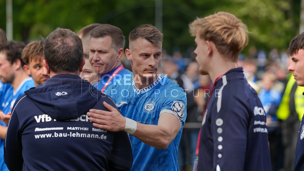Fußball, Herren, Saison 2024/2025, Finaltag der Amateure 2025, Landespokal Brandenburg, Finale, VfB 1921 Krieschow vs. RSV Eintracht 1949, Samstag 24.05.2025, Volksparkstadion Neuruppin, | Fußball, Herren, Saison 2024/2025, Finaltag der Amateure 2025, Landespokal Brandenburg, Finale, VfB 1921 Krieschow vs. RSV Eintracht 1949, Samstag 24.05.2025, Volksparkstadion Neuruppin, Im Bild: Jubel beim RSV Eintracht 1949 über den Landespokalsieg um Spieler Matthias Steinborn - Realisiert mit Pictrs.com