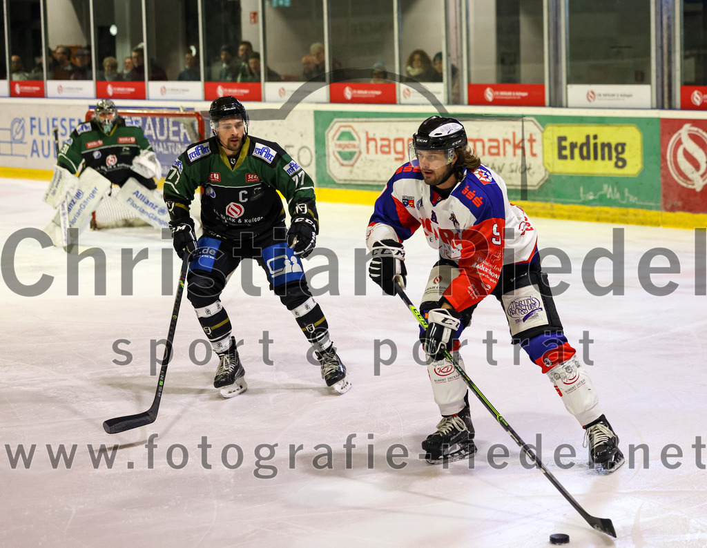 2023-01-22_049_Eishockey_TSV_Erding_gegen_ESC_Dorfen | Erding, Deutschland, 22.01.2023:
Eishockey, Bayernliga 2022 / 2023, 29. Spieltag, TSV Erding gegen ESC Dorfen, Endergebnis: 6:2

Torwart Christoph Schedlbauer (Erding Gladiators, #31), Philipp Michl (Erding Gladiators, #77), Thomas Vrba (ESC Dorfen, #9)

Foto: Christian Riedel / fotografie-riedel.net