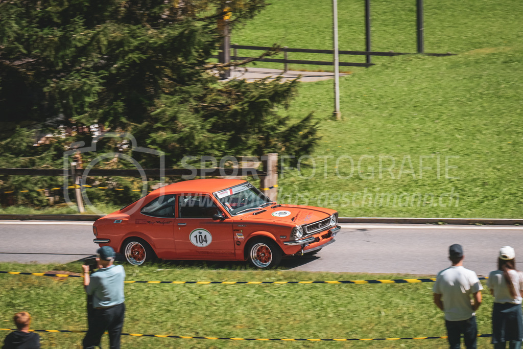 21. Arosa ClassicCar 2025 - 6. =September= 2025 | Daniel Freudiger aus Tann (SUI) in einem Toyota Corolla Ke-25 aus dem Jahre 1973 mit Startnummer 104 am Arosa ClassicCar 2025 in der Kategorie Alpine Performance..@arosaclassiccar, @arosa.official, #arosaclassiccar, #arosa, #76curves, #classiccarBild: Sportfotografie Markus Aeschimann | www.markus-aeschimann.ch - Realisiert mit Pictrs.com