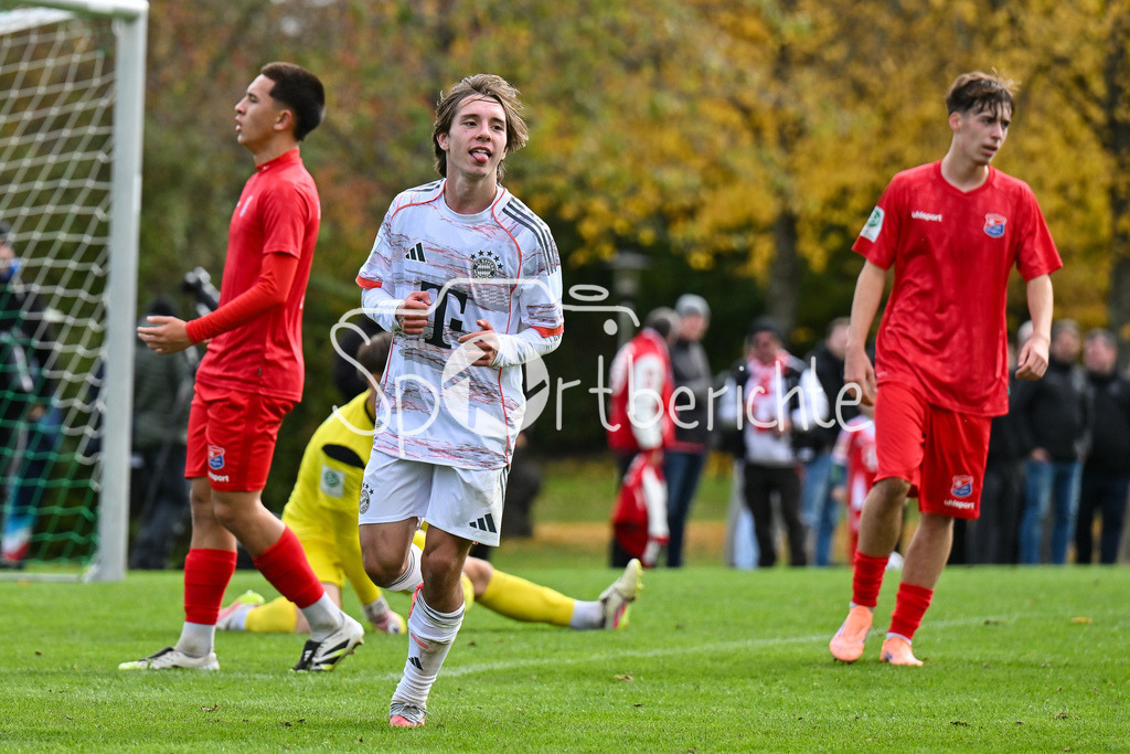 SpVgg Unterhaching U19 - FC Bayern München U19 | Jubel der Gäste nach dem Treffer zum 1-4 durch Bohdan OLYCHENKO (FC Bayern München U19 8) / Hattrick / Tor / Torschuetze / Freude / Happy / U19 DFB Nachwuchsliga: SpVgg Unterhaching - FC Bayern München; Sportschule Oberhaching am 18.10.2025