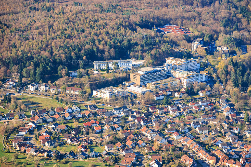 Luftbild: SRH Klinikum Karlsbad-Langensteinbach GmbH im Ortsteil Langensteinbach in Karlsbad im Bundesland Baden-Württemberg in Deutschland. Foto: IMG_154142.jpg vom 02.04.2026 durch Werner Riehm/FLY-FOTO.deAuflösung des Originals: 5917 x 3944 pxFür Ihre Gesundheit - Wir sind da um sie zu schützen!: SRH Klinikum Karlsbad-Langensteinbach