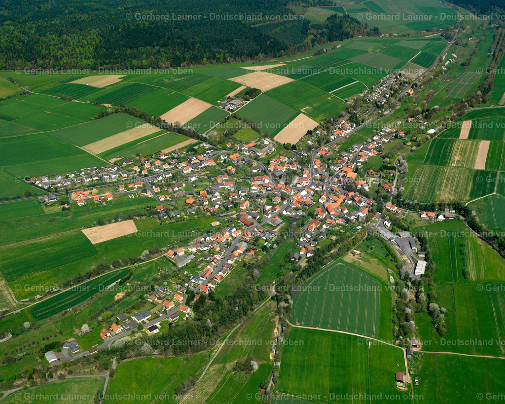 2615130 | SCHWARZ 07.06.2006 Ortsansicht am Rande von landwirtschaftlichen Feldern und Nutzflächen  in Schwarz im Bundesland Hessen, Deutschland // Village view on the edge of agricultural fields and land  in Schwarz in the state Hesse, Germany Foto: Gerhard Launer