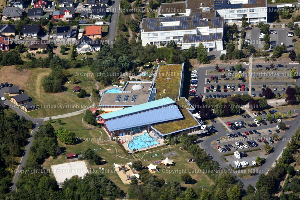 SAALEMAXX Freizeit- und Erlebnisbad in Rudolstadt | Das Luftbild zeigt das Saalemaxx Freizeit- und Erlebnisbad in Rudolstadt mit seinen Schwimmbecken und den Außenbereich. - Realisiert mit Pictrs.com
