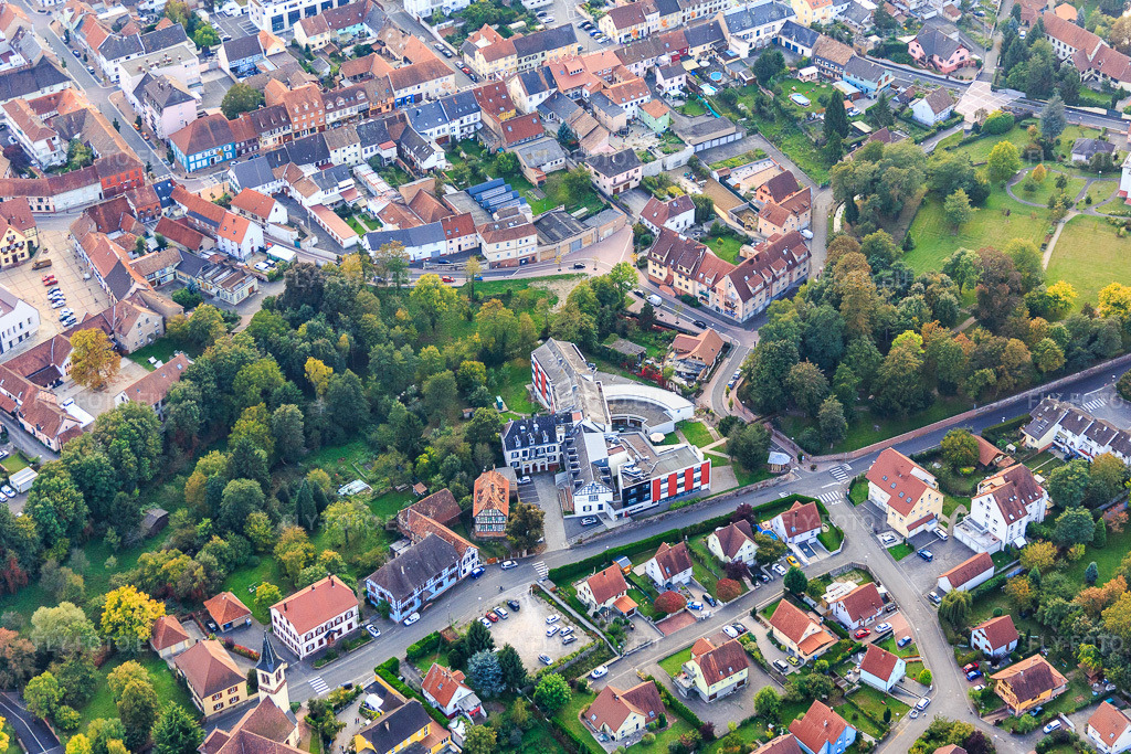 Vue aérienne: LE DIACÈRE à Bischwiller dans le département Bas Rhin, France – .Photo: IMG_074304.jpg prise le 04/10/2014 par Werner Riehm/FLY-FOTO.eu – Résolution de l'original: 5251 x 3501 px – EHPAD Maison « Le Diaconat » de Bischwiller - Sonnenhof - Fondation protestante