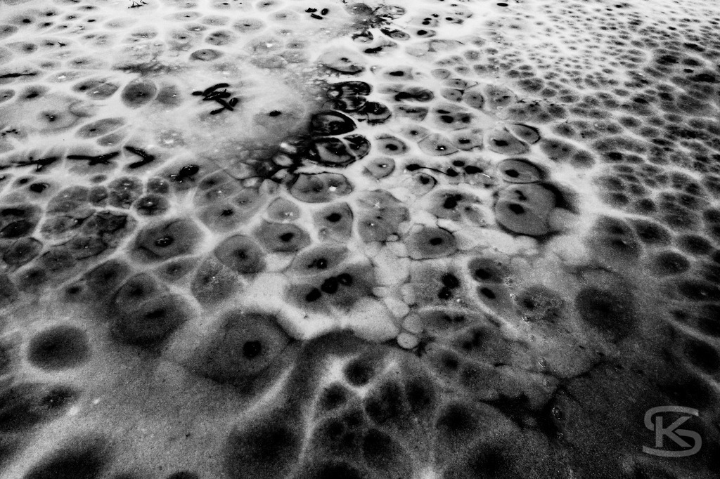 Front Side Error – Abstrakte Eislandschaften aus der Vogelperspektive | Luftaufnahmen zugefrorener Seen zwischen Abstraktion und Realität. Stefan Kuhn fotografiert aus der Vogelperspektive die schmelzenden Eisoberflächen süddeutscher Seen mit ihrer Drohne und dokumentiert die natürliche Entmaterialisierung in faszinierenden Mustern und Strukturen. - Realisiert mit Pictrs.com