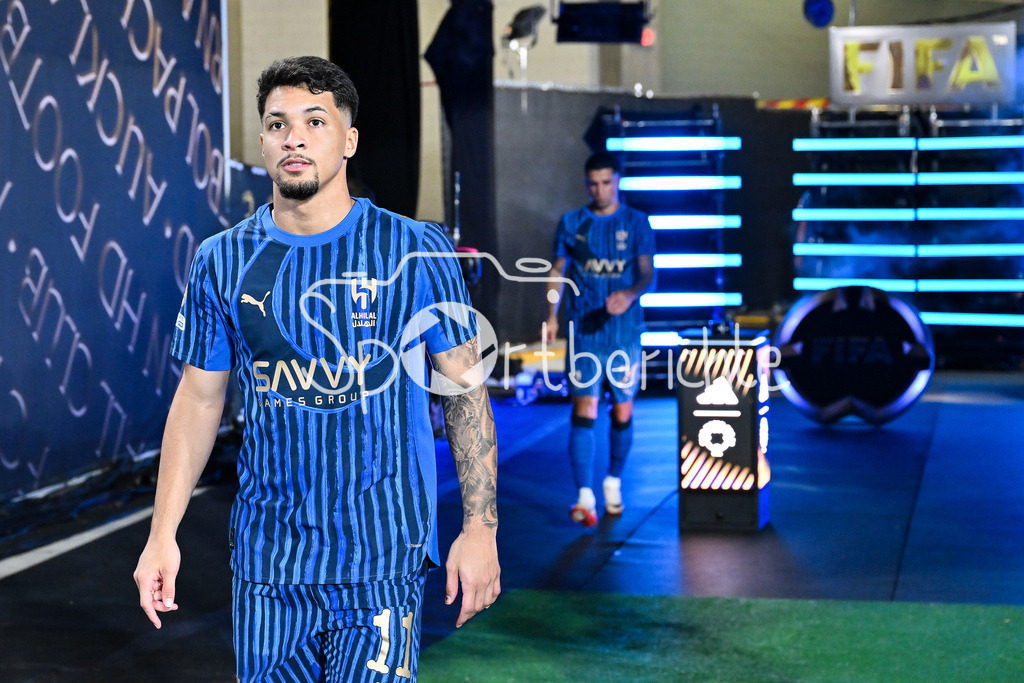Manchester City - Al-Hilal SFC | im Bild Marcos LEONARDO (Al-Hilal 11) auf dem Weg zum Spielfeld / Einzelfoto / Freisteller / FIFA Club World Cup: Manchester City - Al-Hilal SFC, Camping World Stadium am 30.06.2025 / NOT FOR SALE IN USA