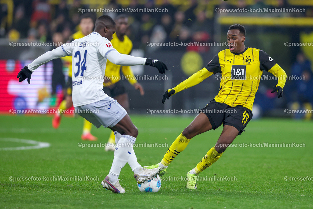 BVB15122401080 | 15.12.2024, Fußball, Borussia Dortmund - TSG 1899 Hoffenheim, 1. Fußball Bundesliga, 14. Spieltag, Signal Iduna Park, Saison 2024 2025: Stanley Nsoki (Hoffenheim #34) im Zweikampf gegen Jamie Gittens (BVB #43) DFB regulations prohibit any use of photographs as image sequences and or quasi-video.