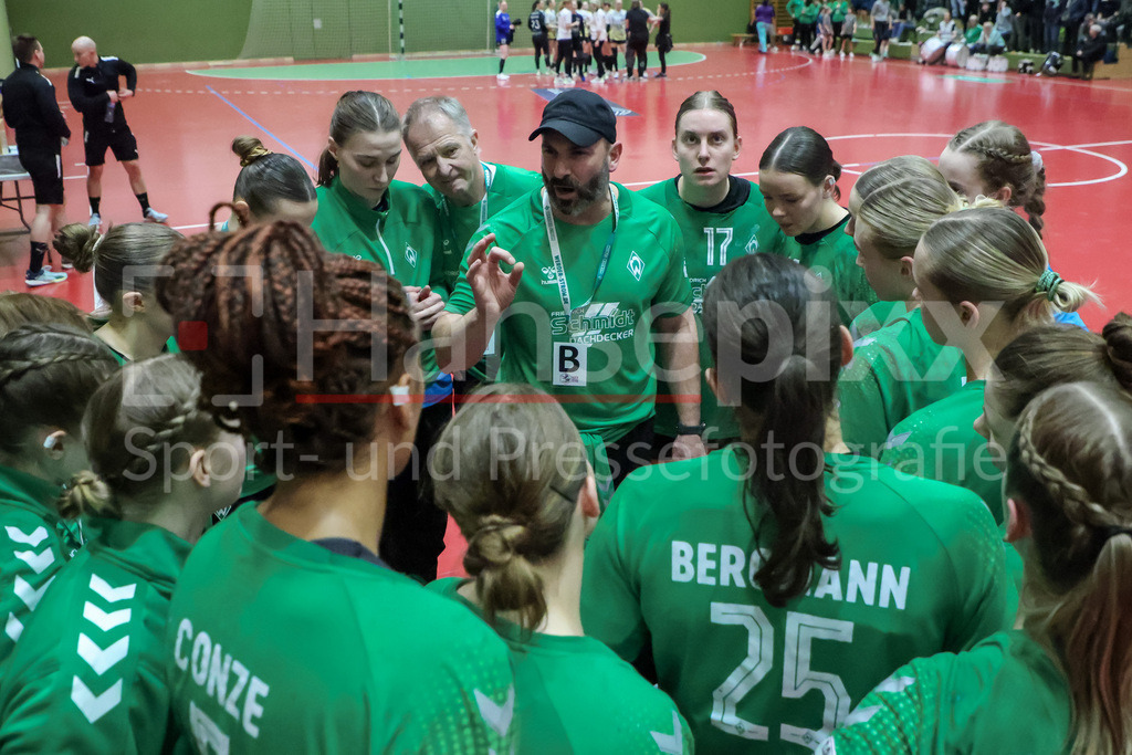 Handball, 2. Bundesliga Frauen, SV Werder Bremen - Bergischer HC | v.li.: Spielerinnen des SV Werder Bremen schwören sich mit einem Mannschaftskreis, Teamkreis, Ansprache, Motivation