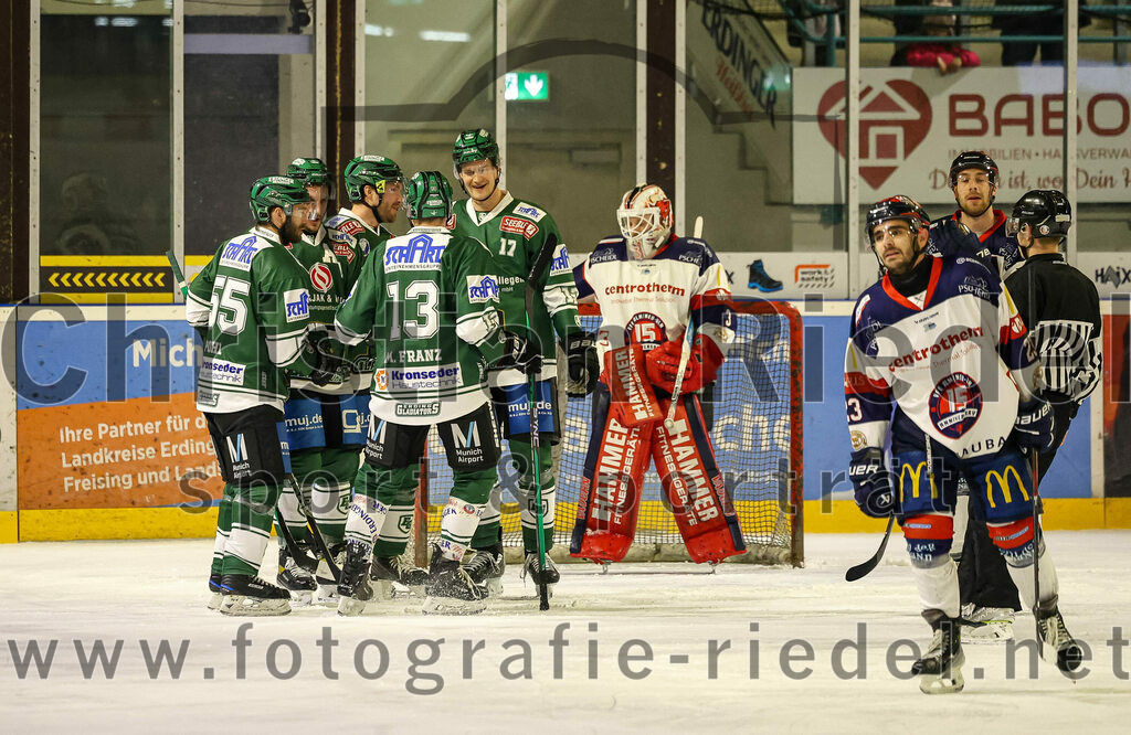 2024-01-05_044_TSV_Erding_gegen_VfE_Ulm-Neu-Ulm | Erding, Deutschland, 05.01.2024:
Eishockey, Bayernliga Vorrunde 2023 / 2024, 22. Spieltag, TSV Erding gegen VfE Ulm/Neu-Ulm, Endergebnis: 7:6

Petr Pohl (Erding Gladiators, #55), Michael Franz (Erding Gladiators, #13), Elia Ostwald (Erding Gladiators, #17), Torwart David Heckenberger (VfE Ulm/Neu-Ulm e. V., #3), Stefan Rodrigues (VfE Ulm/Neu-Ulm e. V., #23)

Foto: Christian Riedel / fotografie-riedel.net