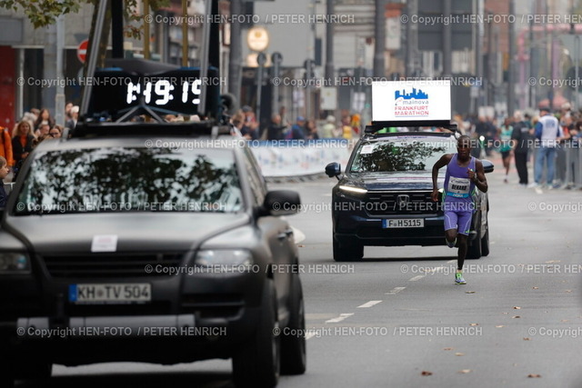 20241027a-_11A8636-frankfurt-marathon-HEN-FOTO | 27.10.2024 Mainova Frankfurt Marathon 2024 Führender Benard (Foto: Peter Henrich) - Realisiert mit Pictrs.com