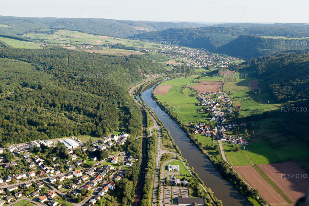 Luftbild: Fluß- Uferbereichen der Saar im Ortsteil Beurig im Ortsteil Niederleuken in Saarburg im Bundesland Rheinland-Pfalz in Deutschland. Foto: IMG_33836.jpg vom 11.09.2010 durch Werner Riehm/FLY-FOTO.de