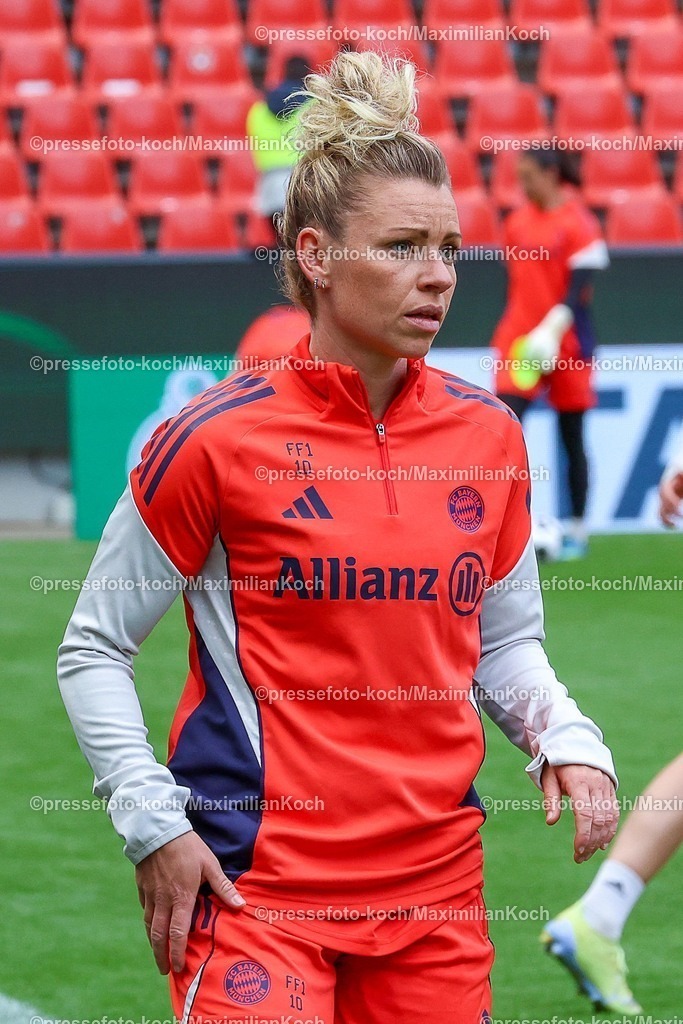 xsscx13052601060 | 2026.05.13, xsscx, Fußball, Training vor dem Finale DFB-Pokal Frauen, VfL Wolfsburg -  FC Bayern München, Saison 2025 2026, Rhein-Energie-Stadion in Köln: Linda Dallmann (FC Bayern München #10) beim Abschlusstraining DFB regulations prohibit any use of photographs as image sequences and or quasi-video. Photo: xSandraxScherningxPressefotoKochx