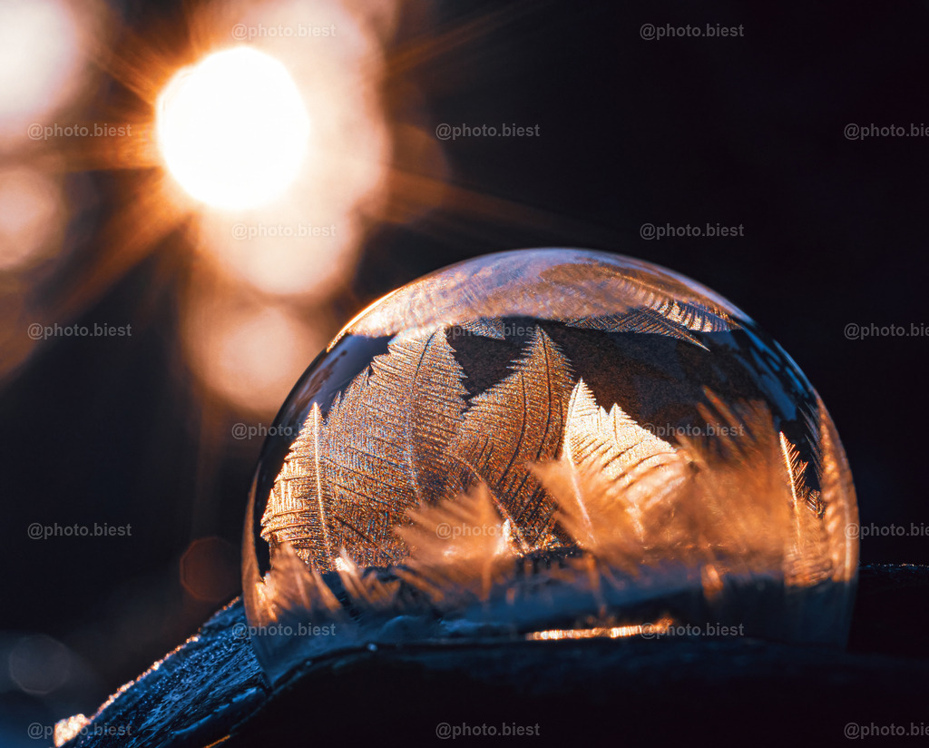 Golden Bubble | Mein erster Versuch ever, eine langsam zufrierende Seifenblase fotografisch einzufangen. - Realisiert mit Pictrs.com