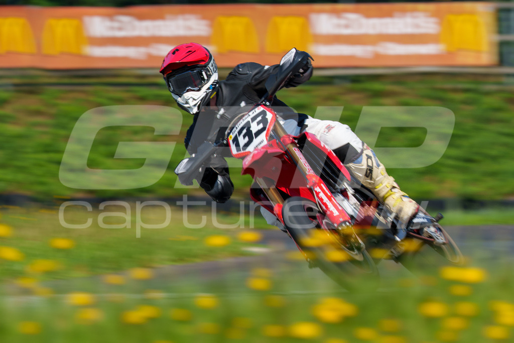 SuperMoto_Staatsmeisterschaft_Greinbach_336 | GRIPcapture steht für authentische Sportfotografie in Österreich – für Momente, die mehr sind als Geschwindigkeit oder Ergebnis. Es geht um Emotion, Spannung, Fokus und den Augenblick, der oft nur einen Wimpernschlag dauert.Ob Motorsport, Teamsport oder 