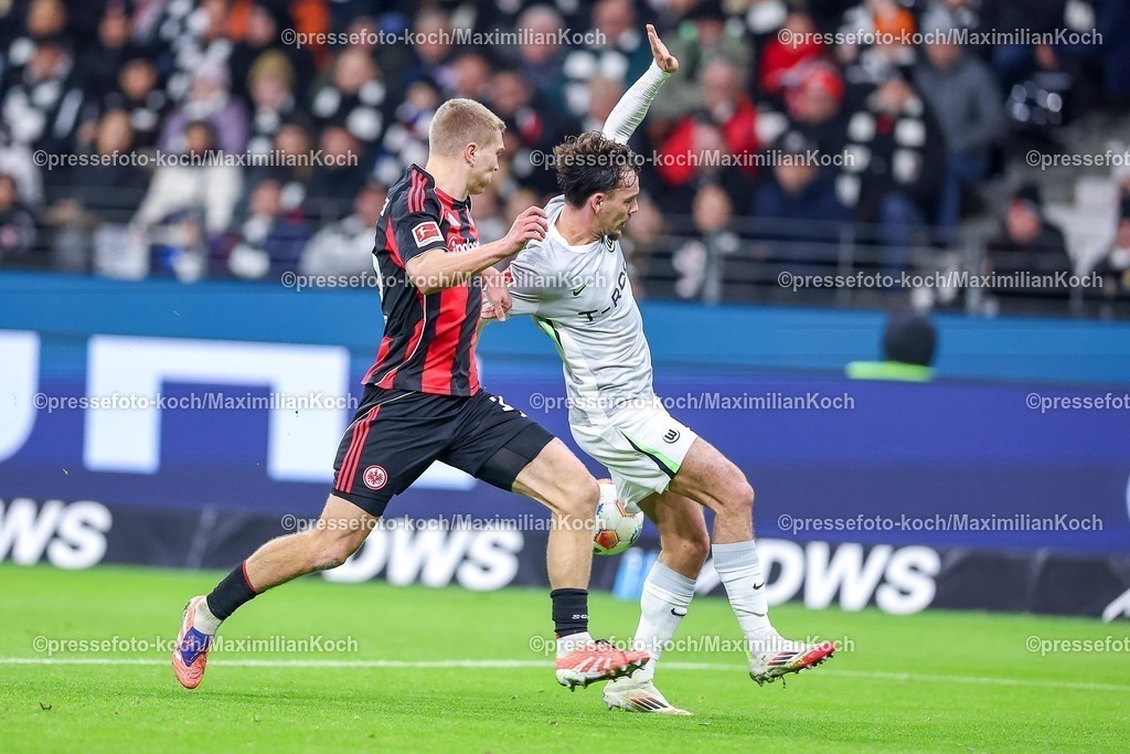 SGE30112501118 | 30.11.2025, Fußball, Eintracht Frankfurt - VfL Wolfsburg, 1. Fußball Bundesliga, 12. Spieltag, Deutsche-Bank-Park (Frankfurt am Main), Saison 2025 2026: Rasmus Kristensen&nbsp;(Eintracht Frankfurt #13) im Zweikampf gegen  Aaron Zehnter&nbsp;(VfL Wolfsburg #25)  DFB Regulations prohibit any use of photographs as image sequences and or quasi-video.