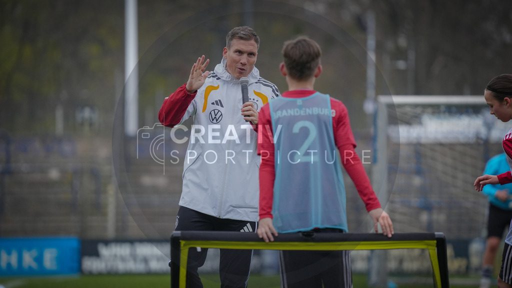 Fußball, Nachwuchs, Training, DFB, Demo-Einheit der Trainingsphilosophie Deutschland im Karl-Liebknecht-Stadion Potsdam, | Fußball, Nachwuchs, Training, DFB, Demo-Einheit der Trainingsphilosophie Deutschland im Karl-Liebknecht-Stadion Potsdam, Im Bild: Hannes Wolf (DFB) spricht zu den Zuschauern. - Realisiert mit Pictrs.com
