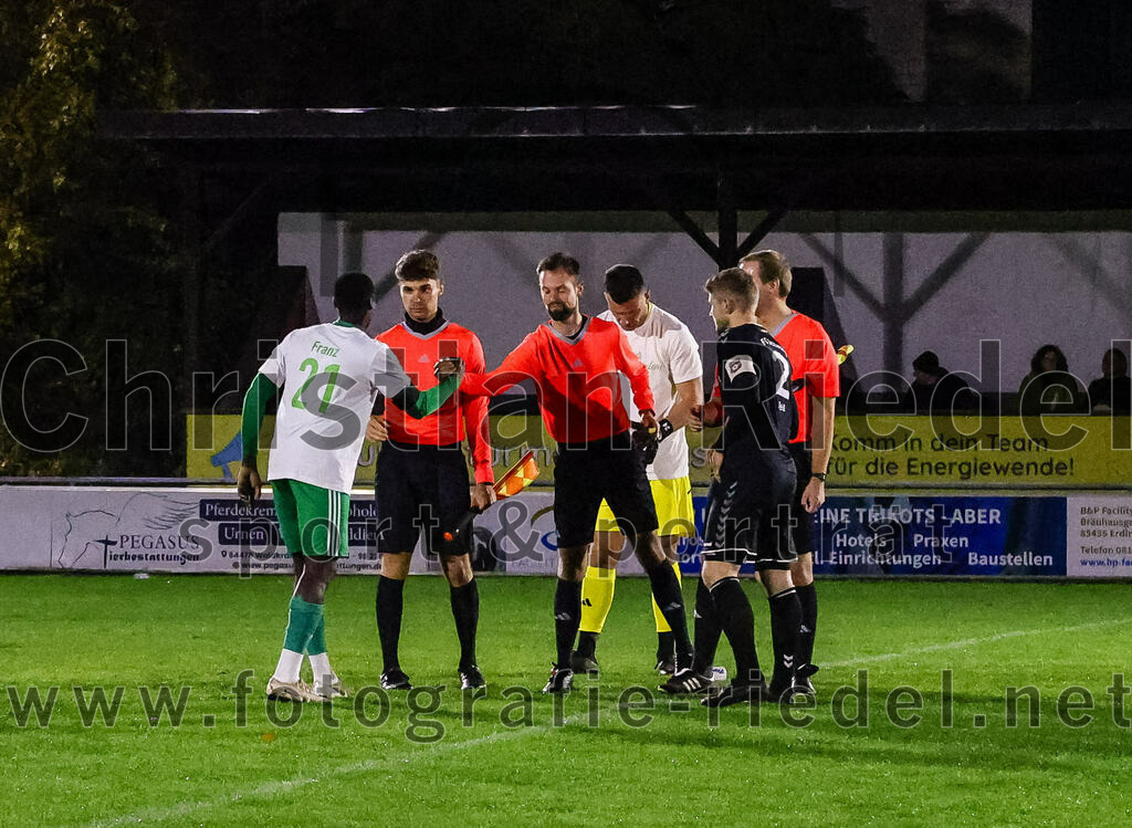 2023-11-03_005_FC_Schwaig_gegen_TuS_Holzkirchen | Oberding, Deutschland, 03.11.2023:
Fußball, Landesliga Südost 2023 / 2024, 19. Spieltag, FC Schwaig gegen TuS Holzkirchen, Endergebnis: 4:1

Christopher Korkor (TuS Holzkirchen, #10), Schiedsrichter Marcel Klein, Tobias Jell (FC Schwaig, #2)

Foto: Christian Riedel / fotografie-riedel.net