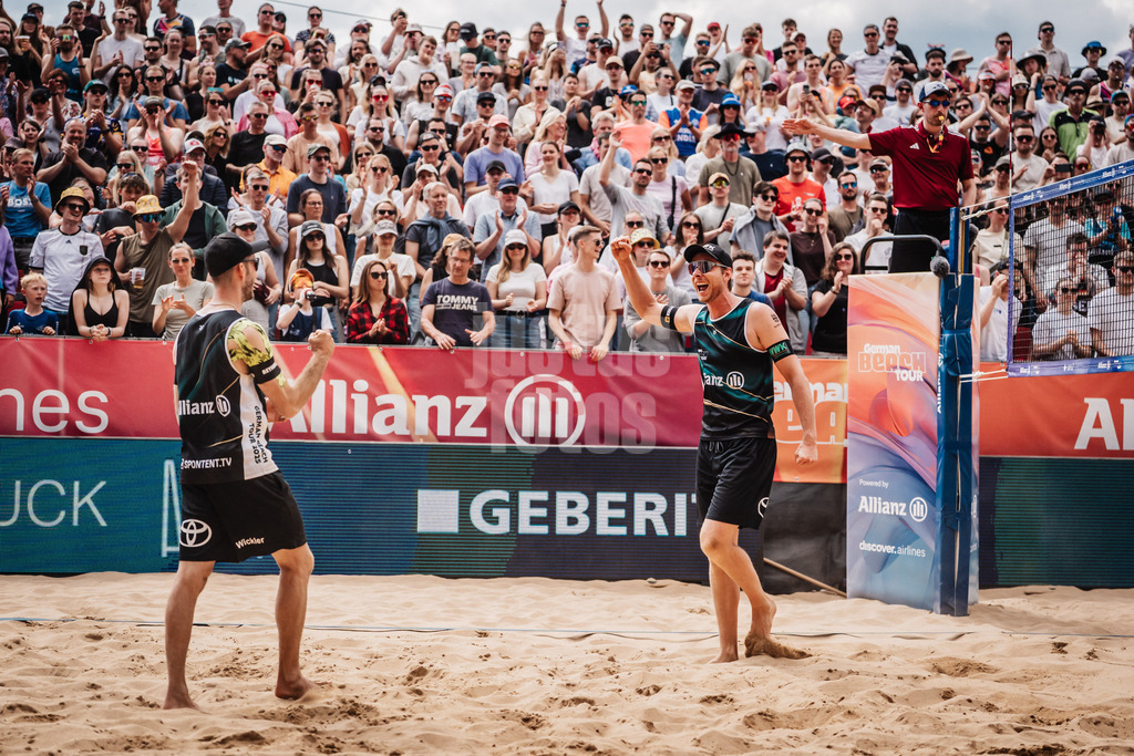 Beachvolleyball | Männer | Allianz German Beach Tour 2025 | Tourstop Düsseldorf | 17.05.2025 | v.l. Clemens Wickler und Nils Ehlers freuen sich jubeln nach dem Sieg