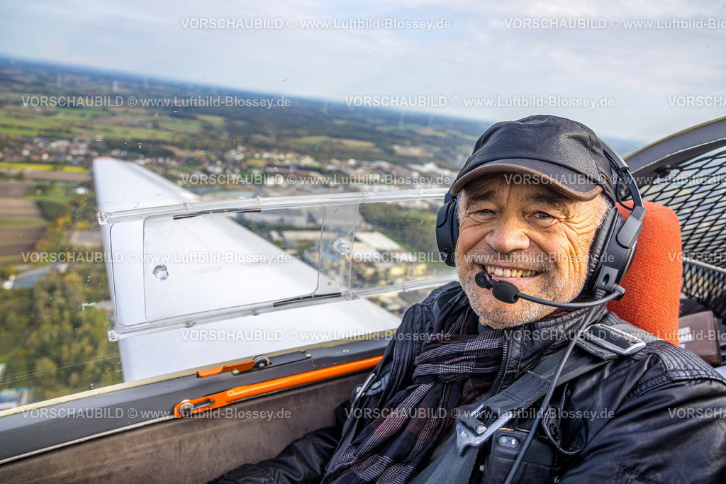 Hamm241015182 | Luftbild, Flugbegleiter im Motorsegler Bezierksbürgermeister zu seinem 25 Jahre Jubiläum Björn Pförtsch Hoffmann H36 Dimona, Uentrop, Hamm, Ruhrgebiet, Nordrhein-Westfalen, Deutschland