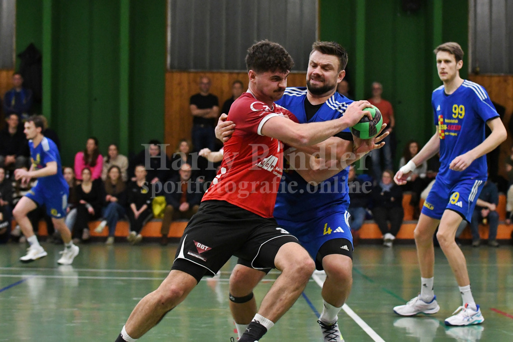 SSG Metten : TV Eggenfelden | Kampf um jeden Ball. Eggenfeldens Andreas Frank  (in rot #3)  gegen Martin Lehner (SSG Metten #4) - Realisiert mit Pictrs.com
