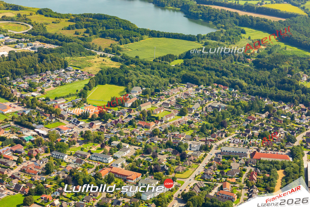 Luftbild der Stadt Wankendorf - Das Luftbild wurde 2025 vom UL-Flugzeug heraus erstellt ( keine Drohnenaufnahme ) - Hochauflösende Luftaufnahme - für Wandbilder und großformatige Ausdrucke geeignet. Das besondere Geschenk!Hier alle&nbsp;Infos zur Lizenzierung der LuftaufnahmeWir fliegen auch dieses Jahr wieder in Ihre Region um Luftbilder zu erstellen.- Luftbild anfragen