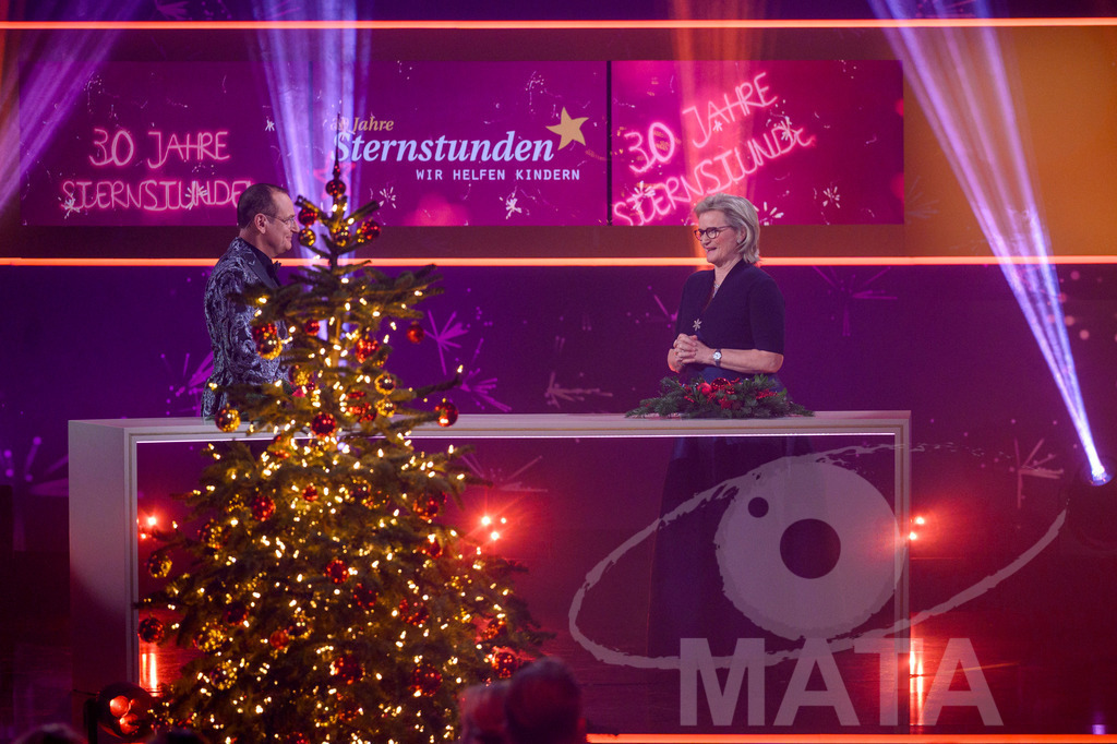 _DWI6204 | Angela Inselkammer und Volker Heißmann bei '30 Jahre Sternstunden-Gala 2023' in der Frankenhalle. Nürnberg, 15.12.2023 - Realisiert mit Pictrs.com