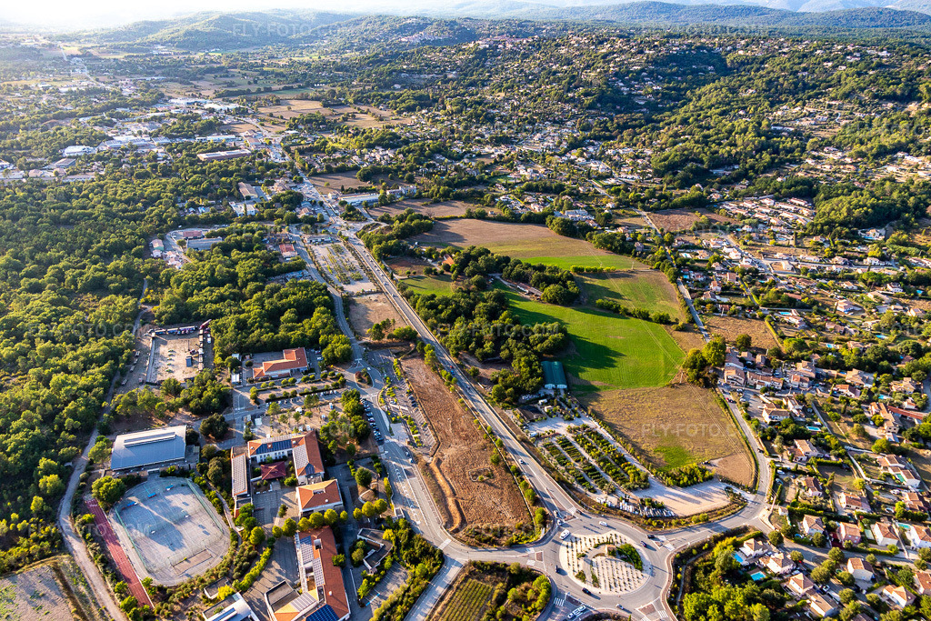 Aerial view: View of the town in Montauroux in the state Var, France. – Photo: IMG_129519.jpg taken on 09/18/2021 by Werner Riehm/FLY-FOTO.com – Resolution of the original: 5472 x 3648 px