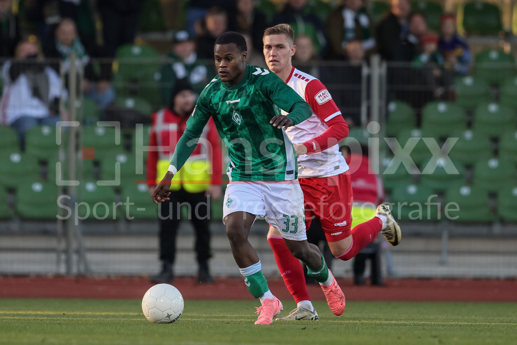 Fussball, Regionalliga Nord, SV Werder Bremen II - VfB Lübeck | v.li.: Abdenego Nankishi (SV Werder Bremen II, 33) am Ball, Einzelbild, Ganzkörper, Aktion, Action, Spielszene