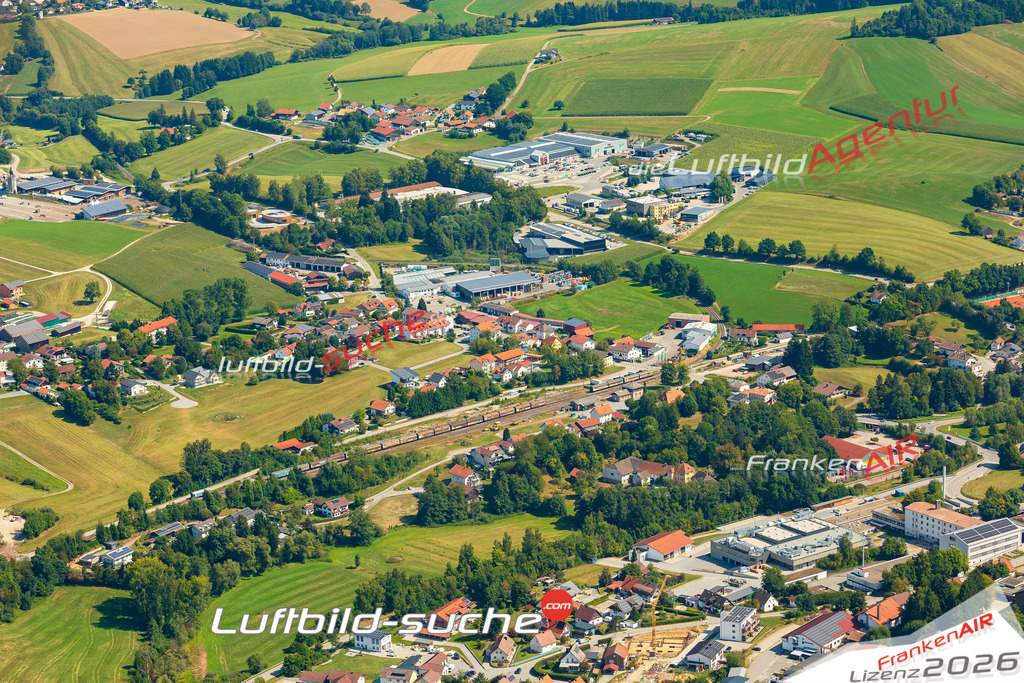 Luftaufnahme der Stadt Waldkirchen - Die Luftaufnahme wurde 2025 vom UL-Flugzeug heraus erstellt ( keine Drohne ) - Hochauflösende Luftaufnahme - für professionelle Ausdrucke geeignet. Die Geschenkidee !Mit Lizenz und Bildrechte bestellbar