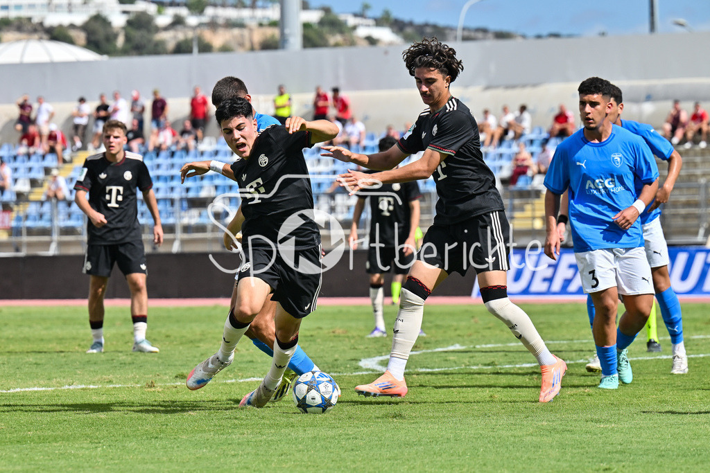 Papohs FC U19 - FC Bayern München U19 | Felipe CHAVEZ (FCB #10) wird im Strafraum zu Fall gebraucht / UEFA Youth League: Paphos FC U19 - FC Bayern München U19; Stelios Kyriakides Stadium am 30.09.2025