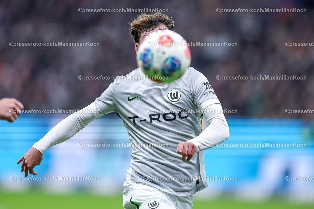 SGE30112501045 | 30.11.2025, Fußball, Eintracht Frankfurt - VfL Wolfsburg, 1. Fußball Bundesliga, 12. Spieltag, Deutsche-Bank-Park (Frankfurt am Main), Saison 2025 2026: Aaron Zehnter&nbsp;(VfL Wolfsburg #25) mit Ball vor dem GesichtDFB Regulations prohibit any use of photographs as image sequences and or quasi-video.