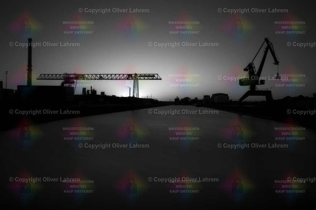 Hafen Monochromie  | Ein Monochromes Bild des Hafen von Aschaffenburg und im schwachen Licht der untergehenden Sonne erscheinen die Maschinen und Verladekräne als Silhouetten