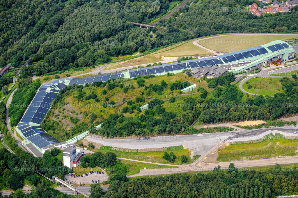 4050136 | Alpincenter Bottrop, Wintersport-Freizeitzentrum mit riesiger Skihalle, Rodelbahnen im Freien und Biergarten.