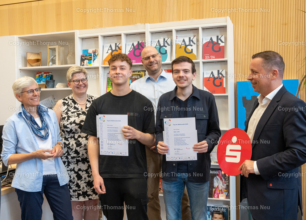 DSC_1646 | 17.06.2025, AKG bensheimm erfolgreiche Schüler beim tag der Mathematik erhalten Sparkassen Stipendium, von links: Esther Schmitt (AKG),AKG Schulleiterin Direktorin Nicola Wölbern,Henry Martini,Tobias Baumann (Zentrum für Mathematik),Malte Löffler, Torsten Wienold von der Sparkasse Bensheim,  , Bild: Thomas Neu