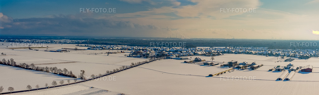 Luftbild: Panorama der Dorfansicht von Norden im Winter bei Schnee in Hatzenbühl im Bundesland Rheinland-Pfalz in Deutschland. Foto: IMG_35977-Bearbeitet.jpg vom 18.12.2010 durch Werner Riehm/FLY-FOTO.deAuflösung des Originals: 9819 x 2942 px