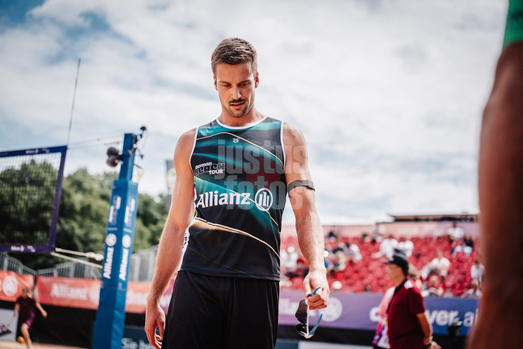 Beachvolleyball | Männer | Allianz German Beach Tour 2025 | Tourstop München | 10.07.2025 | Jannis Hopt auf dem Weg zur Bank