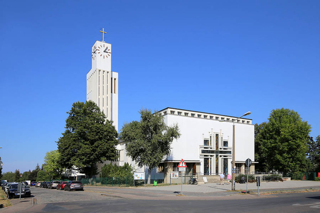 Versöhnungskirche | Entdecke über 20 Kategorien Leipzig-Motive: Foto-Downloads, hochwertige Poster, Leinwand- & Fine-Art-Prints. Jetzt Lieblingsfoto im Bildlexikon Leipzig Shop bestellen!