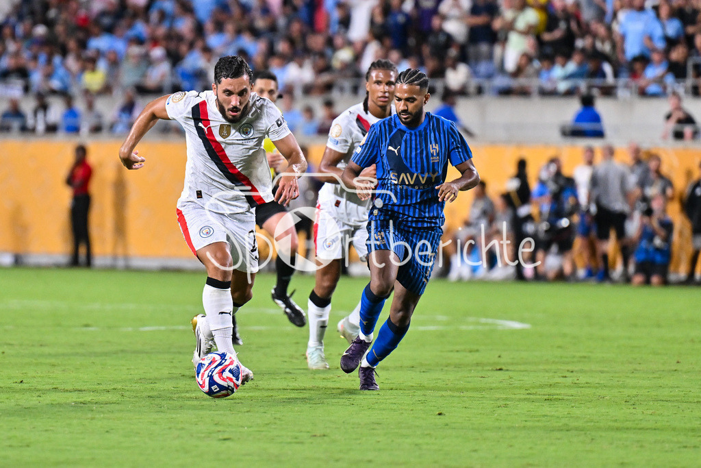Manchester City - Al-Hilal SFC | im Duel Rayan CHERKI (Manchester City 29) und KHALID ALGHANNAM (Al-Hilal 7) / Zweikampf / FIFA Club World Cup: Manchester City - Al-Hilal SFC, Camping World Stadium am 30.06.2025 / NOT FOR SALE IN USA