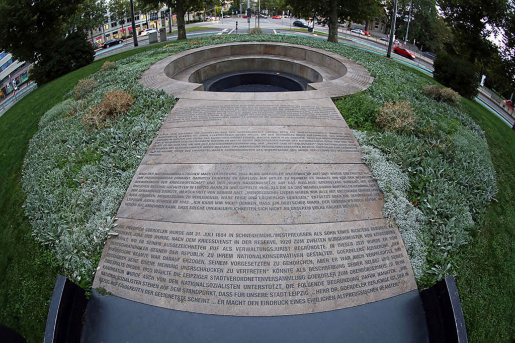 Foto: Leipzig - Goerdeler Denkmal | Das Team hinter BILDLEXIKON LEIPZIG bündelt historische wie aktuelle Informationen über die Stadt Leipzig in Text und Bild auf einer Plattform und stellt diese der interessierten Öffentlichkeit zur Verfügung.