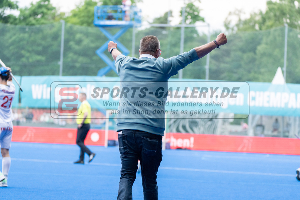 Final4_20250601-1510-HK108691 | Krefeld, Deutschland, 01.06.2025:  Feldhockey Final4 2025 – „Deutsche Feldhockey-Meisterschaften 2025“ Crefelder HTC - Rot-Weiss Köln (Finale Herren) im Gerd-Wellen-Hockeyanlage am 01.06.2025 in Krefeld, Deutschland. (Foto von Kramhöller/Fehrmann/Kaste)Krefeld, Germany, 01.06.2025: Feldhockey Final4 2025 – „Deutsche Feldhockey-Meisterschaften 2025“ Harvestehuder HTC - Düsseldorfer HC (Finale Damen) in Gerd-Wellen-Hockeyanlage at 01.06.2025 in Krefeld, Deutschland. (Foto from Kramhöller/Fehrmann/Kaste)