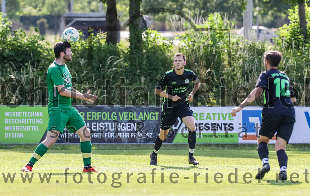 2023-07-09_018_FC_Forstern_gegen_SpVgg_Neuching | Forstern, Deutschland, 09.07.2023:
Fußball, Kreisklasse 2023 / 2024, Testspiel, FC Forstern gegen SpVgg Neuching, Endergebnis: 2:4

Thomas Schmid (FC Forstern, #3), Mathias Haberthaler (SpVgg Neuching, #17), Louis Schmid (SpVgg Neuching, #10)

Foto: Christian Riedel / fotografie-riedel.net