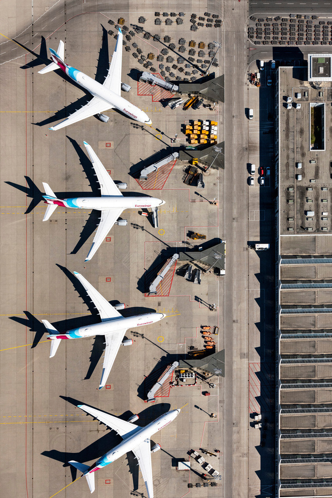 dr__0052194.jpg | MüNCHEN-FLUGHAFEN 23.04.2020 Passagierflugzeuge der Eurowings Langstreckenflotte aufgrund des Corona Lockdowns auf der Parkposition - Abstellfläche auf dem Flughafen in München-Flughafen im Bundesland Bayern, Deutschland. // Passenger airplane of Eurowings Langstreckenflotte in parking position - parking area at the airport in Muenchen-Flughafen in the state Bavaria, Germany. Foto: Daniel Reiter