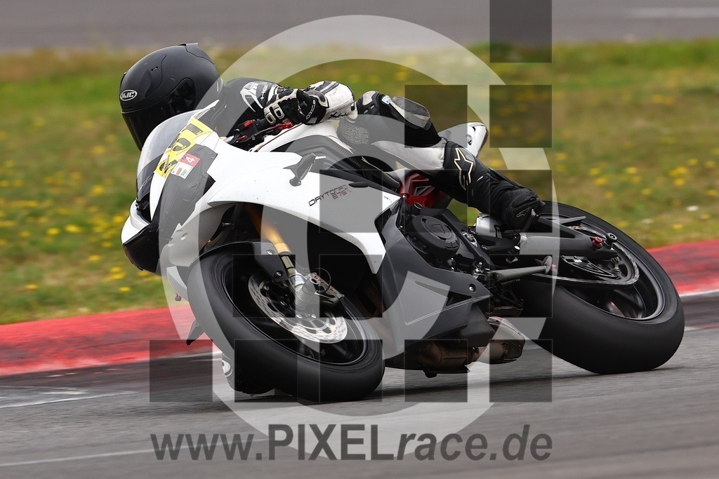 0251-20240917_05154 | Schöne Erinnerungen an spannende Momente - das festzuhalten ist unser Job. PIXELrace.de ist seit 2003 auf den Rennstrecken Europas unterwegs um die Action draußen beim Fahren und die wunderbare Stimmung imm Fahrerlager für euch einzufangen.