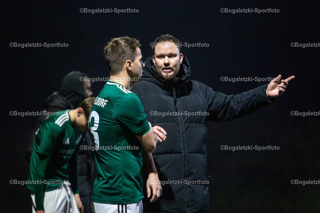 Kreispokal DU/MH/DIN, Achtelfinale, TuS Mündelheim - VfB Speldorf, Duisburg, Germany | 16.01.2026, Fussball, Kreispokal DU/MH/DIN, TuS Mündelheim - VfB Speldorf: Speldorf-Trainer Dimitri Steininger gibt Janis Timm (VfB Speldorf #23) Anweisungen vor seiner Einwechslung - Realisiert mit Pictrs.com