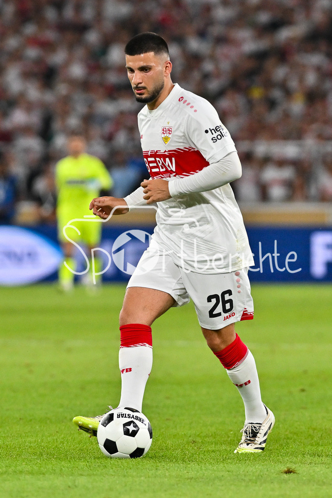 VfB Stuttgart - FC Bayern München | am BAll Deniz UNDAV (VfB Stuttgart 26) / Einzelfoto / Freisteller / Franz-Beckenbauer Supercup: VfB Stuttgart - FC Bayern München; MHP Arena am 16.08.2025