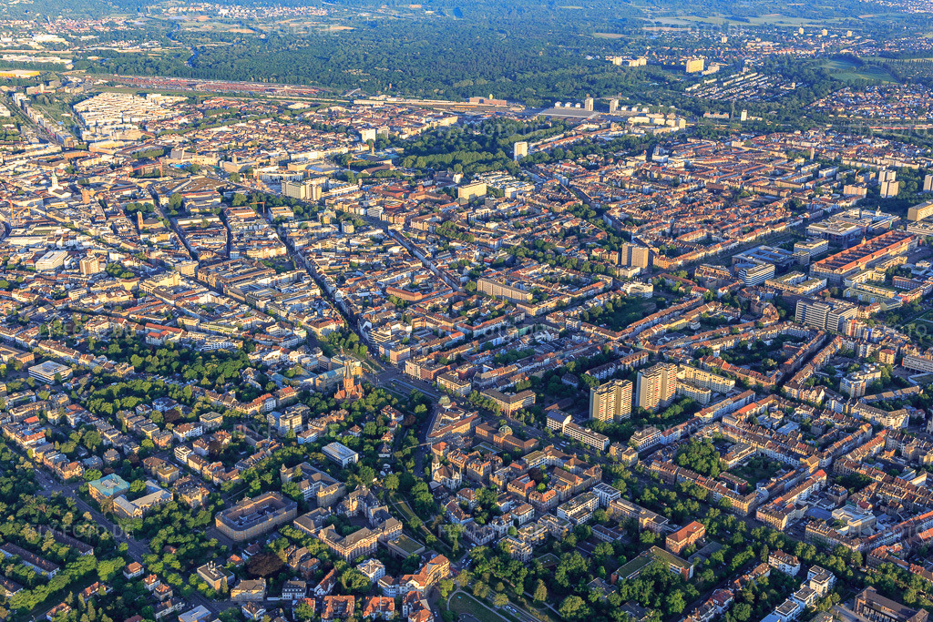 Luftbild: Kaiserplatz: Kreuzung der Amalienstraße, Kaiserstraße Stephanienstraße, Reinhold-Frank-Straße und Kaiserallee im Ortsteil Innenstadt-West in Karlsruhe im Bundesland Baden-Württemberg in Deutschland. Foto: IMG_146722.jpg vom 14.05.2025 durch Werner Riehm/FLY-FOTO.de
